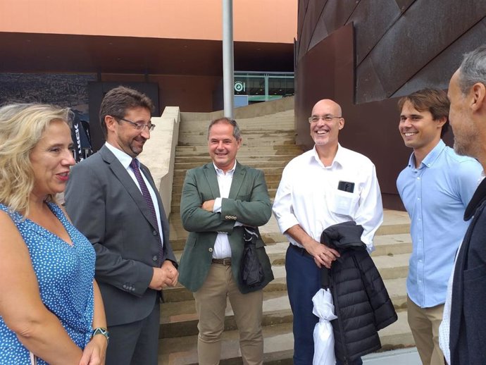 Enrique Fernández, consejero de Industria del Principado (segundo por la izqda), antes de participar en el proyecto de expansión de la empresa Guppy en la Feria Internacional de Muestras de Asturias, Gijón