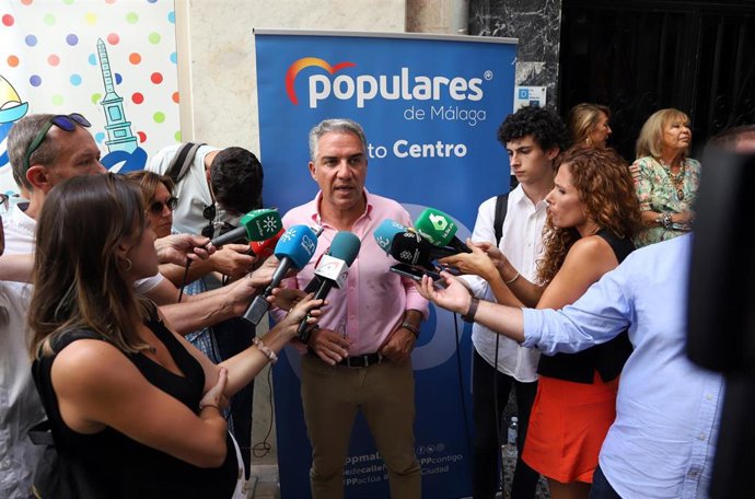 El coordinador general del PP, Elías Bendodo, en una atención a medios