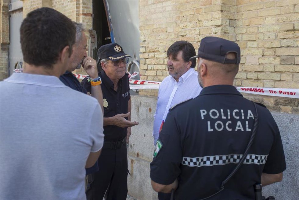 El alcalde de Huelva, Gabriel Cruz, en su visita al edificio tras el incendio.