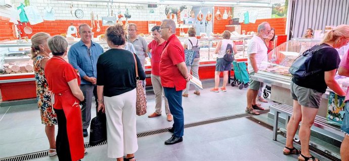 Visita del delegado de Economía, Francisco Páez, al Mercado de las Palmeritas.