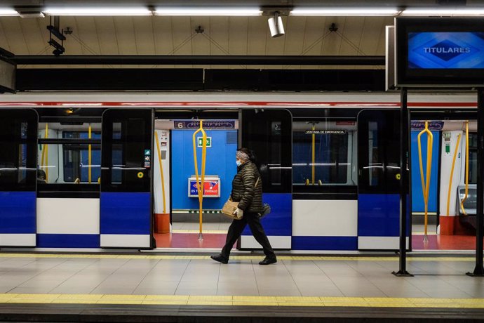 Archivo - Un usuario espera en uno de los andenes de Metro de Madrid durante la tercera semana de confinamiento por coronavirus, donde el número de personas que han utilizado el transporte público de la región en hora punta de esta mañana ha sido de 24.