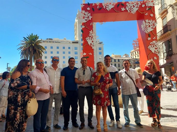 El coordinador general de IU Andalucía, Toni Valero, junto a cargos y dirigentes de la formación en la Feria del centro en Málaga