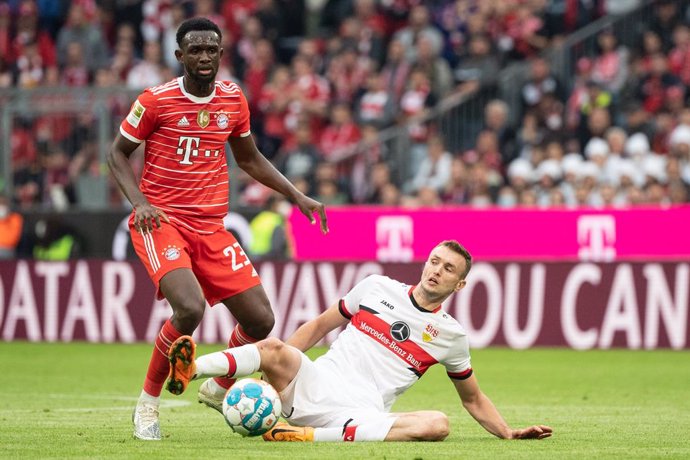 Archivo - 08 May 2022, Bavaria, Munich: Munich's Tanguy Nianzou (L) and Stuttgart's Sasa Kalajdzic battle for the ball during the German Bundesliga soccer match between Bayern Munich and VfB Stuttgart at the Allianz Arena. Photo: Matthias Balk/dpa - IMP