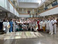 El coro rociero Cortijo Alto y la panda de Verdiales Amigos de la Fiesta llevan música de la Feria al Hospital Clínico