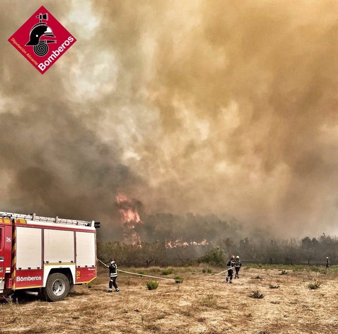 Imagen de bomberos del Consorcio Provincial interviniendo en el incendio de Vall d'Ebo