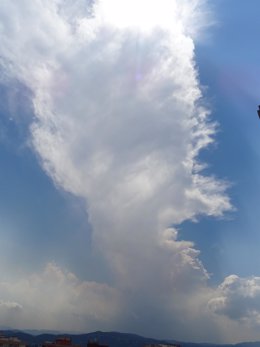Nube de desarrollo vertical en la zona del incendio de la Vall d'Ebo