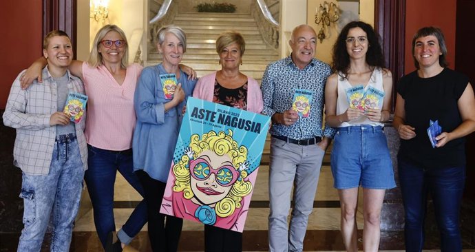 Itziar Urtasun y Joseba Rosales (centro) en la presentación del programa festivo de Aste Nagusia 2022