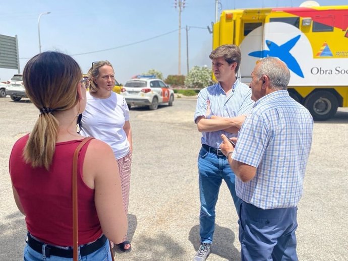 Ramón Celma junto al alcalde de Nonaspe, Joaquín Llop, el pasado 17 de junio, en la zona del incendio.