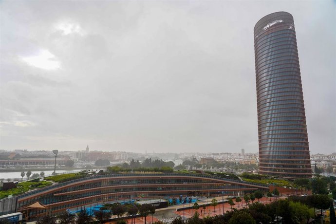 Archivo - Lluvia persistente en Sevilla