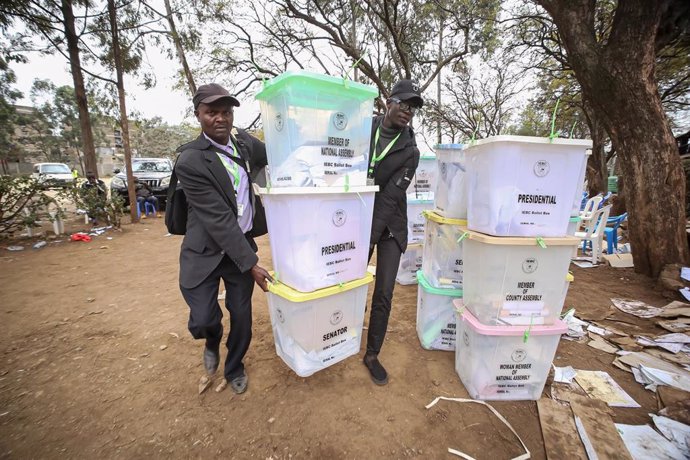 Traslado de urnas en Nairobi tras las elecciones generales
