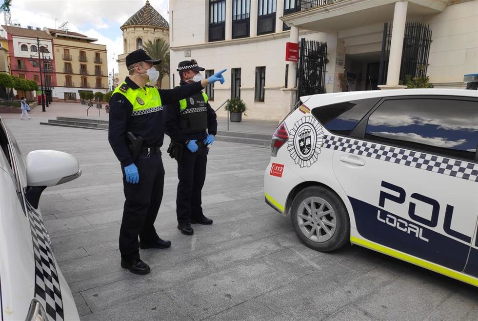 Archivo - Agentes de Policía Local en Lucena, en una imagen de archivo.