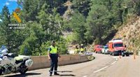 Fallece un motorista, tras precipitarse su vehículo unos 65 metros por un barranco, en la N-260a, en Yésero