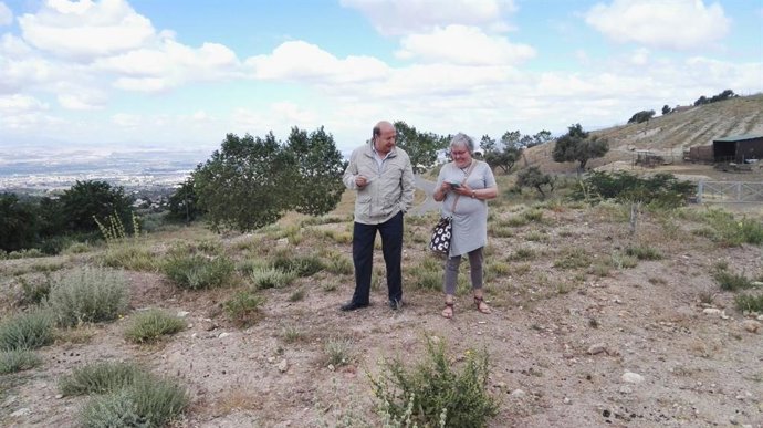Archivo - La nieta del maestro republicano Dióscoro Galindo, Nieves García Catalán, en una foto de archivo 