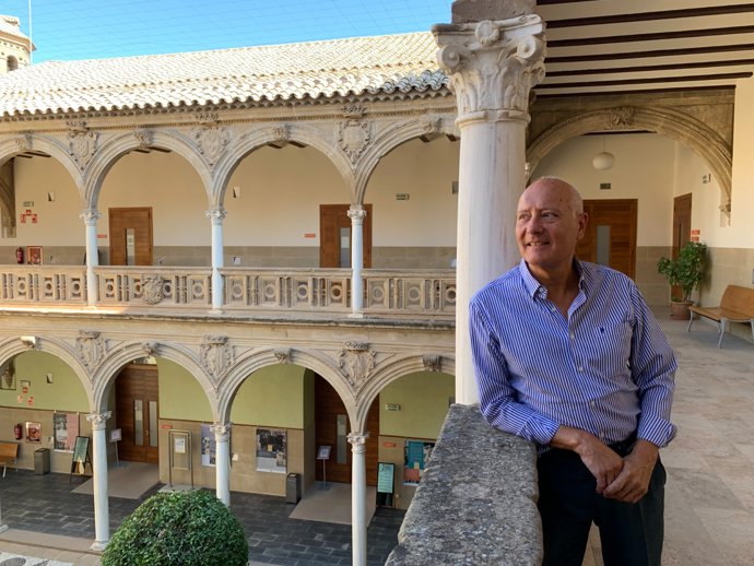 El experto en educación para los mayores y catedrático emérito de la Universidad de Jaén (UJA) Juan Manuel de Faramiñán