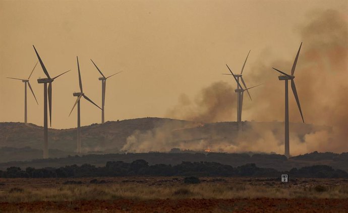 Varios molinos de viento cerca de la autovía A23, durante el incendio en Bejís