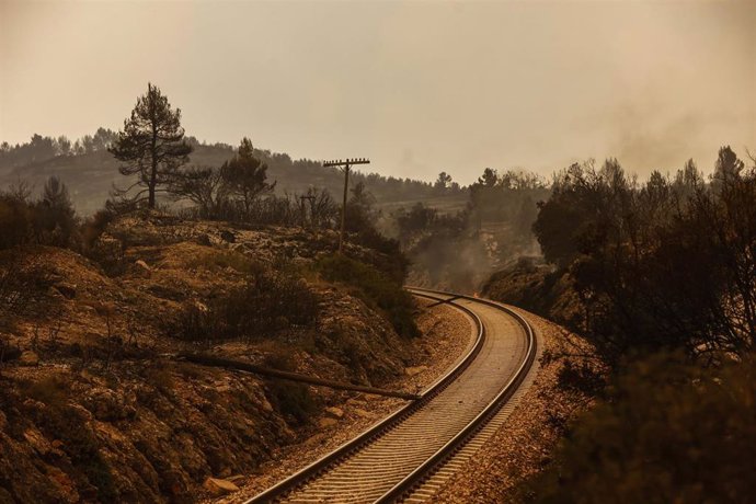 Vías del tren del trayecto entre Valncia y Zaragoza, en la zona del incendio de Bejís (Castellón)