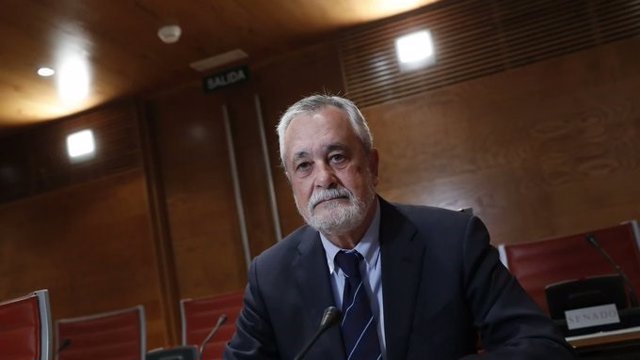 Archivo - El ex presidente de la Junta de Andalucía, José Antonio Griñán, este lunes antes de su entrevista en Onda Cero.