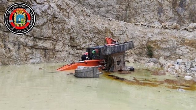 Bomberos rescatan a un operario de pala excavadora atrapado tras un accidente en la cantera de Puente Arce