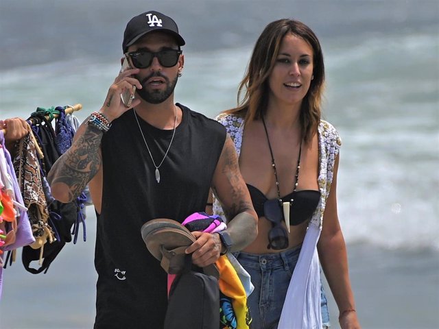 Omar Sánchez y Raquel Lozano en la playa en Ibiza