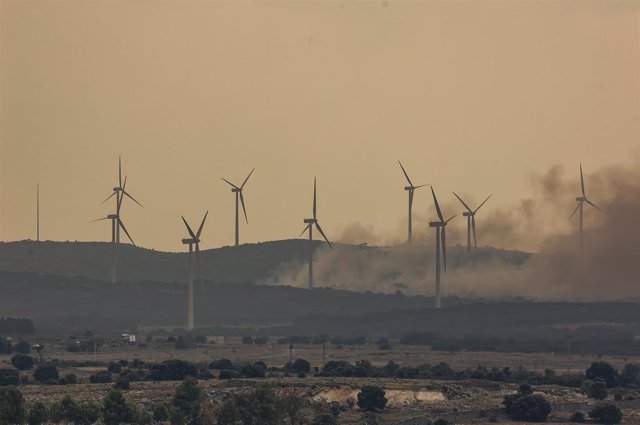 Varios molinos de viento cerca de la autovía A23, durante el incendio en Bejís