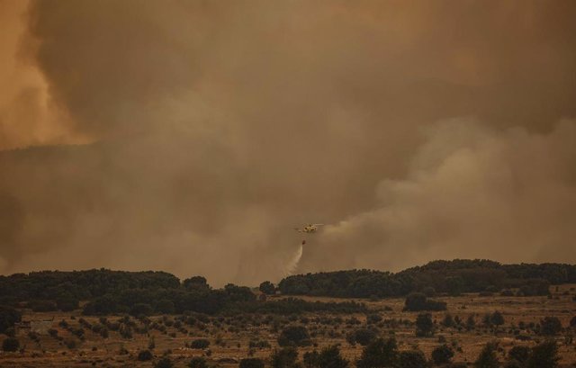 Un helicóptero contra incendios trabaja en las labores de extinción del incendio de Bejís, cerca de la autovía A23, a 17 de agosto de 2022, en Castellón, Comunidad Valenciana (España). 