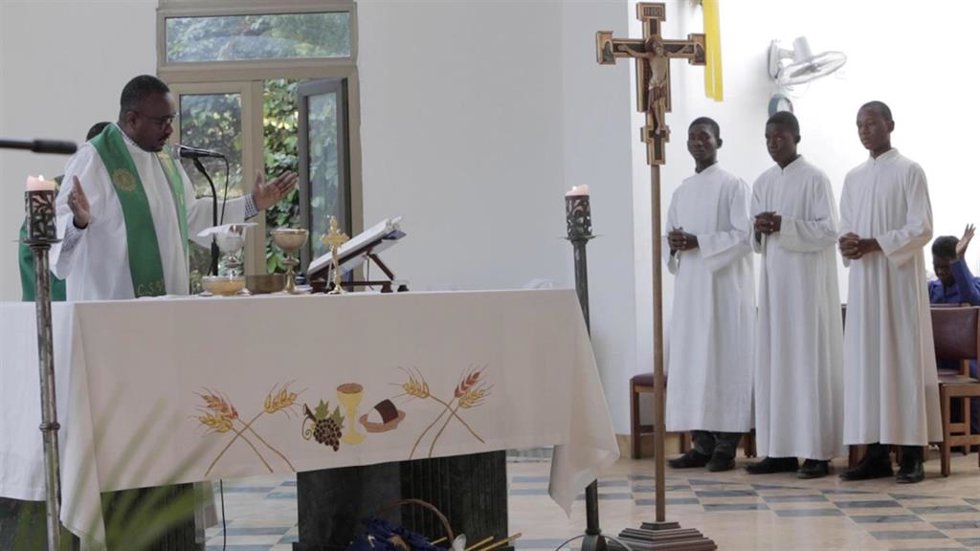 Una sacerdote oficia una ceremonia religiosa en una iglesia de Puerto Príncipe, Haití. (imagen de archivo).