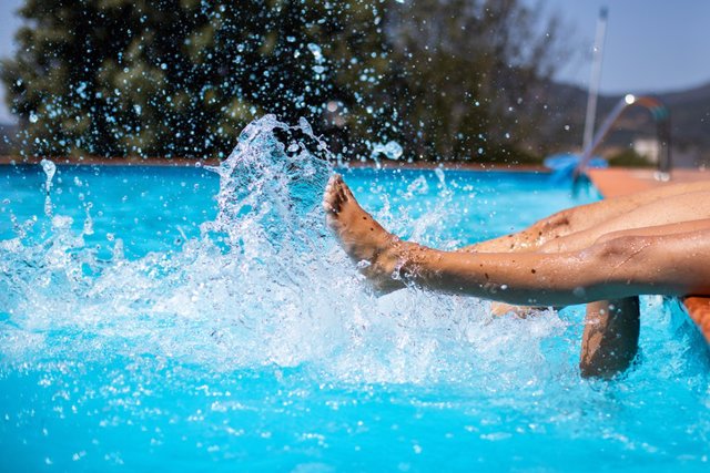 mujeres en la piscina