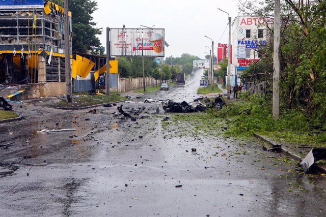 Archivo - Imagen general de una zona de la ciudad de Járkov golpeada por los bombardeos rusos.