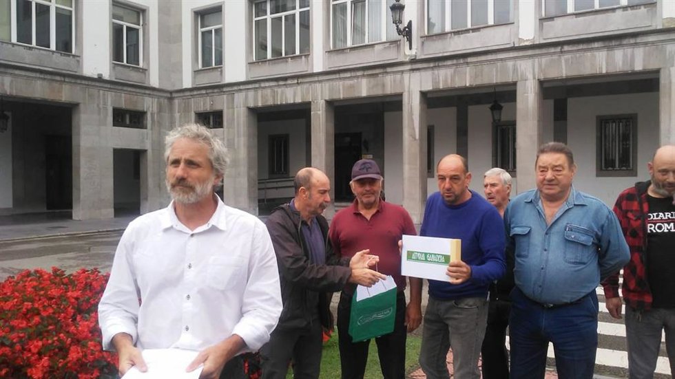 Xuan Valladares, en primer término, junto a otros miembros de Asturias Ganadera.