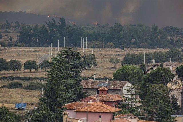 Vista del incendio de Bejís desde el municipio de El Toro.