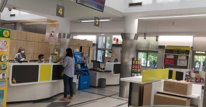 Correos firma convenios con 30 entidades andaluzas para el pago de sus tributos o recibos en cualquier oficina