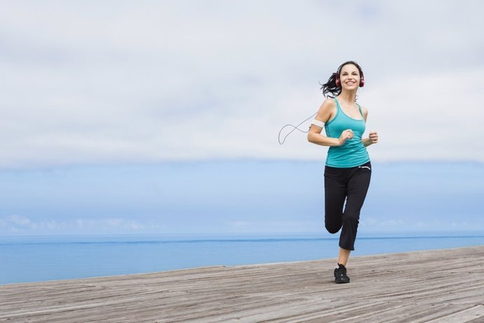 Archivo - Mujer corriendo en la playa.