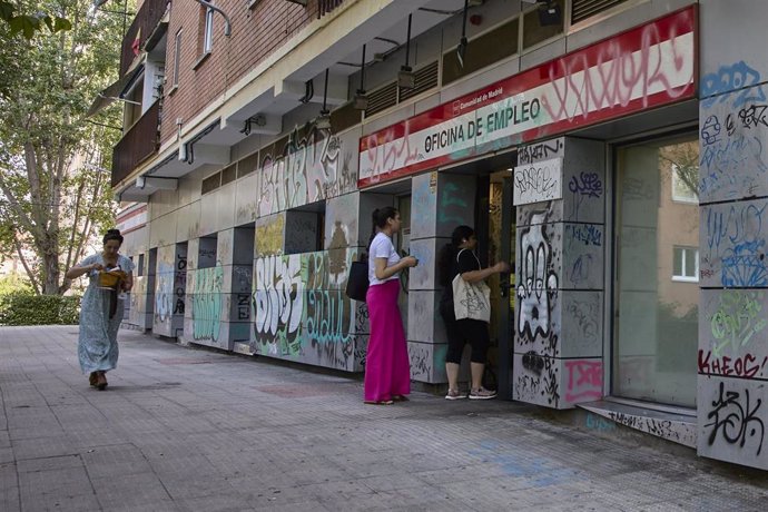 Varias personas entran a una oficina de servicio público de empleo, en Madrid, en una imagen de archivo.