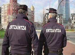 Archivo - Dos ertzainas patrullan por Bilbao