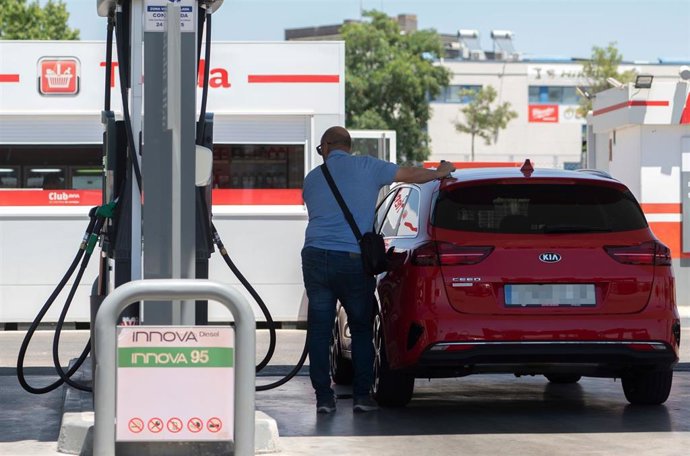 Archivo - Un pasajero reposta en una gasolinera a la altura de Rivas