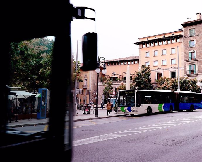 Un bus de la EMT en la plaza de las Tortugas de Palma.