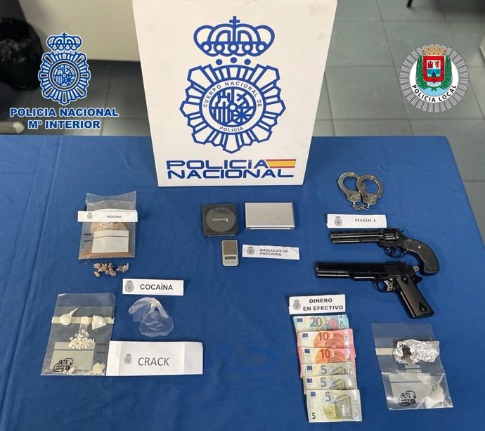 Droga, dinero y pistolas incautadas por Policía Nacional y Policía Local