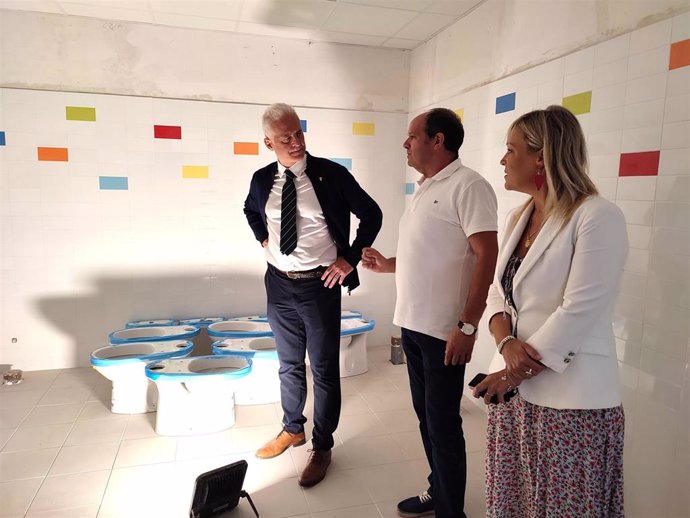 El alcalde de Logroño, Pablo Hermoso de Mendoza, y la concejala de Educación y Juventud, Beatriz Nalda, han visitado esta mañana las obras de renovación de aseos que el Ayuntamiento está acometiendo en el centro de Educación Infantil y Primaria San Pío X