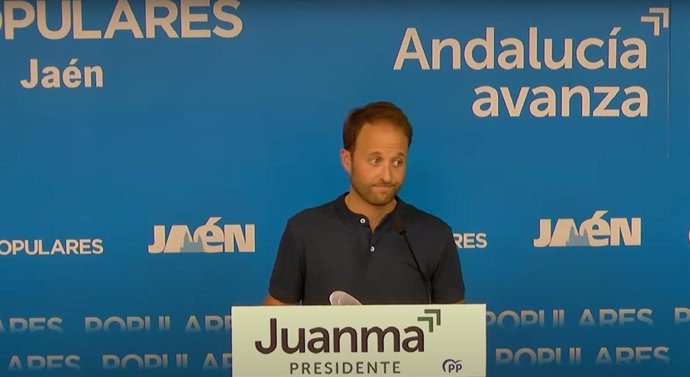 Domínguez durante la rueda de prensa