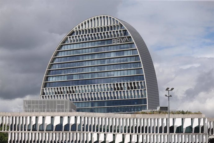 Archivo - Edificio de la sede de BBVA en Madrid, conocido como La Vela, a 22 de abril de 2021, en Madrid (España).