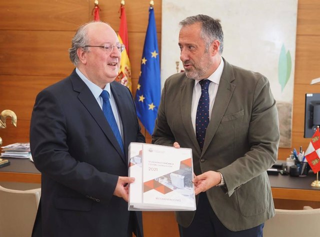El presidente del CES, Enrique Cabero (izda), hace entrega al presidente de las Cortes, Carlos Pollán, del informe sobore la situación socioeconomica de CyL en 2021.