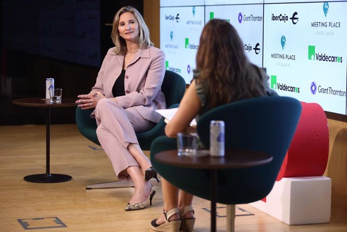 Archivo - La consejera de Medio Ambiente, Vivienda y Agricultura de la Comunidad de Madrid, Paloma Martín (i), y la delegada de Europa Press en Madrid, Cristina de la Rica, en un Desayuno Madrid de Europa Press, en el Meeting Place, a 11 de julio de 202