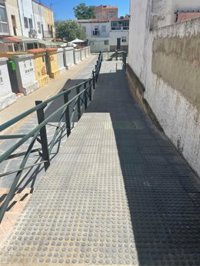 Concluyen las obras de mejora de la accesibilidad en el barrio de Las 300 de Cáceres con la construcción de dos rampas
