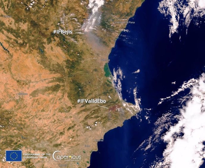 Imagen del satélite Sentinel-3 con el humo de los incendios de Bejís y Vall d'Ebo