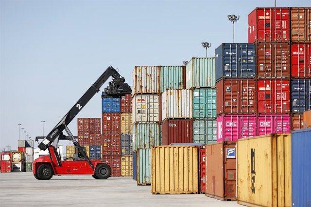 Archivo - Moviment de mercaderies en un port