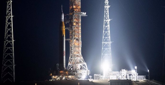 Cohete SLS y nave Orión de la misión Artemis I colocados en la plataforma de lanzamiento este 17 de agosto