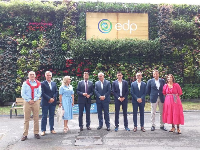 El consejero de Industria, Empleo y Promoción Económica del Principado de Asturias, Enrique Fernández, antes de visitar el stand de EDP, en la Feria Internacional de Muestras de Asturias, en Gijón