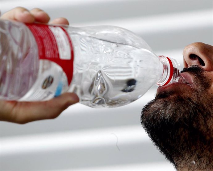 Archivo - Persona refrescándose por el calor