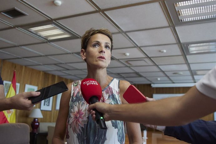 La presidenta de Navarra, María Chivite, atiende a los medios de comunicación.