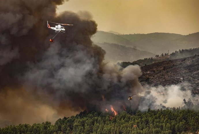 Un helicóptero trabaja en las labores de extinción de un incendio declarado en Bejís, a 17 de agosto de 2022, en Bejís, Castellón, Comunidad Valenciana (España).  